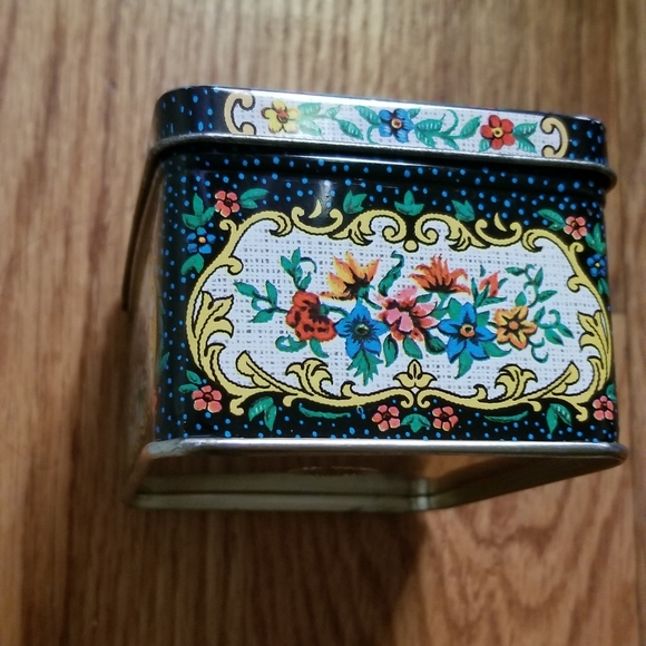 Small floral tin 🌹 made in England - Picture 4 of 7